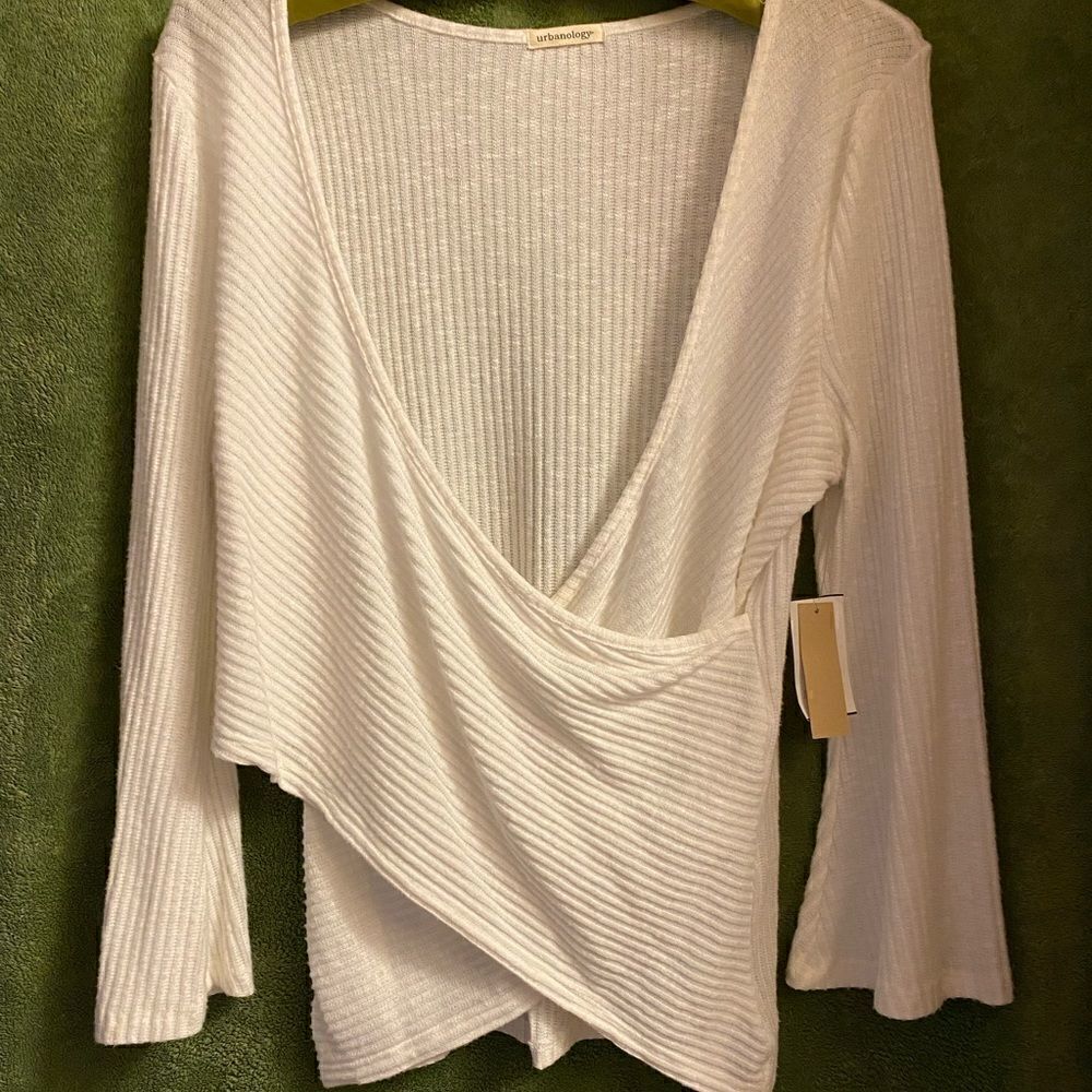 Urbanology Women’s Ivory Knit Top, size 2XL. (S 02)